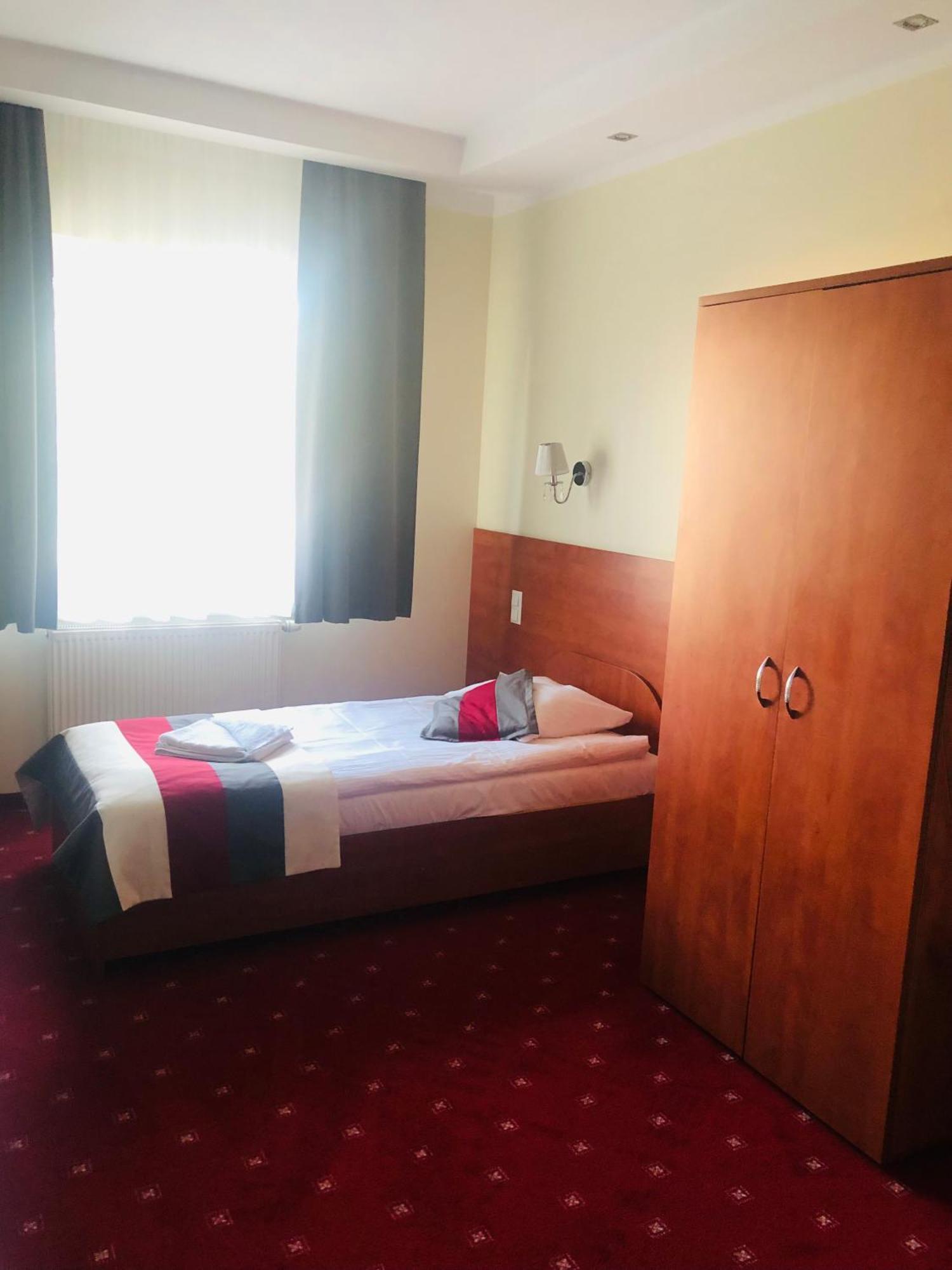 Pensjonat Trzy Stawy Jelcz-Laskowice Zewnętrze zdjęcie